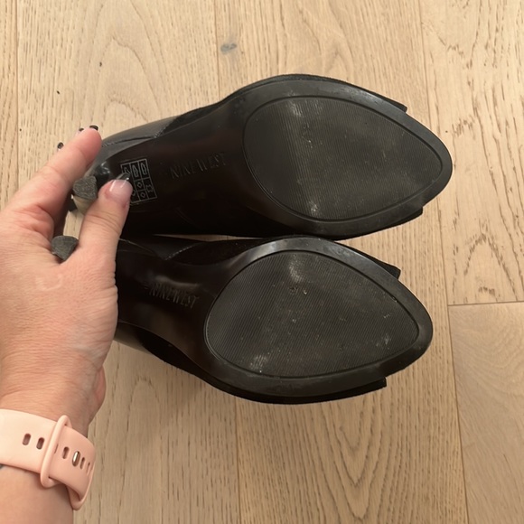Nine West 5.5 black peep-toe booties. Leather and Suade - Picture 5 of 7